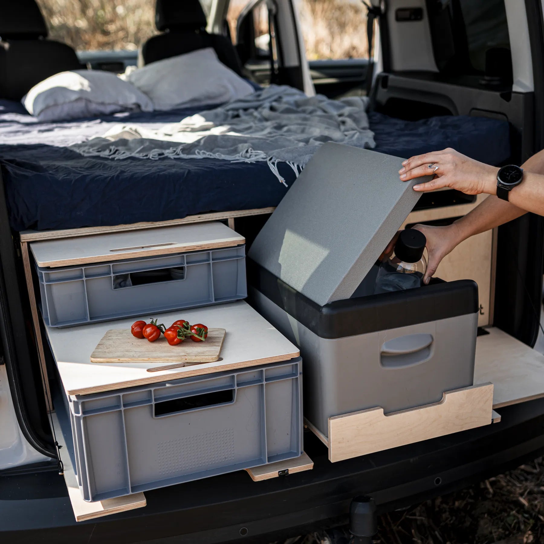 Ausgezogenes Schiebebett der Campingbox mit durchgehender Liegeflaeche