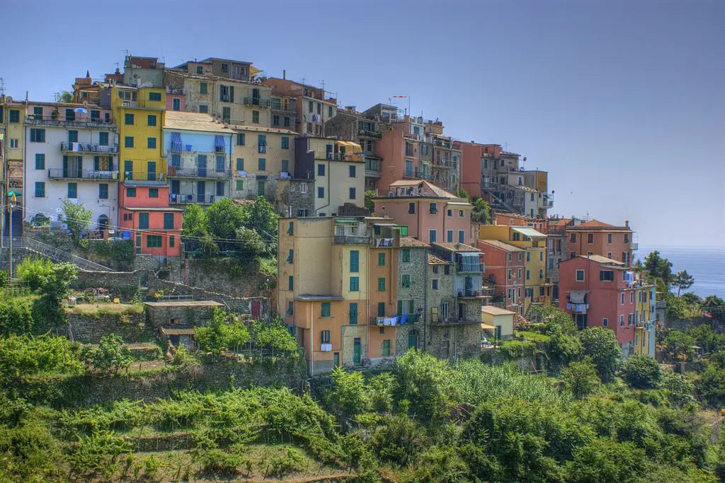 Bunte Häuser an einem Hang in einem Küstendorf an der italienischen Riviera