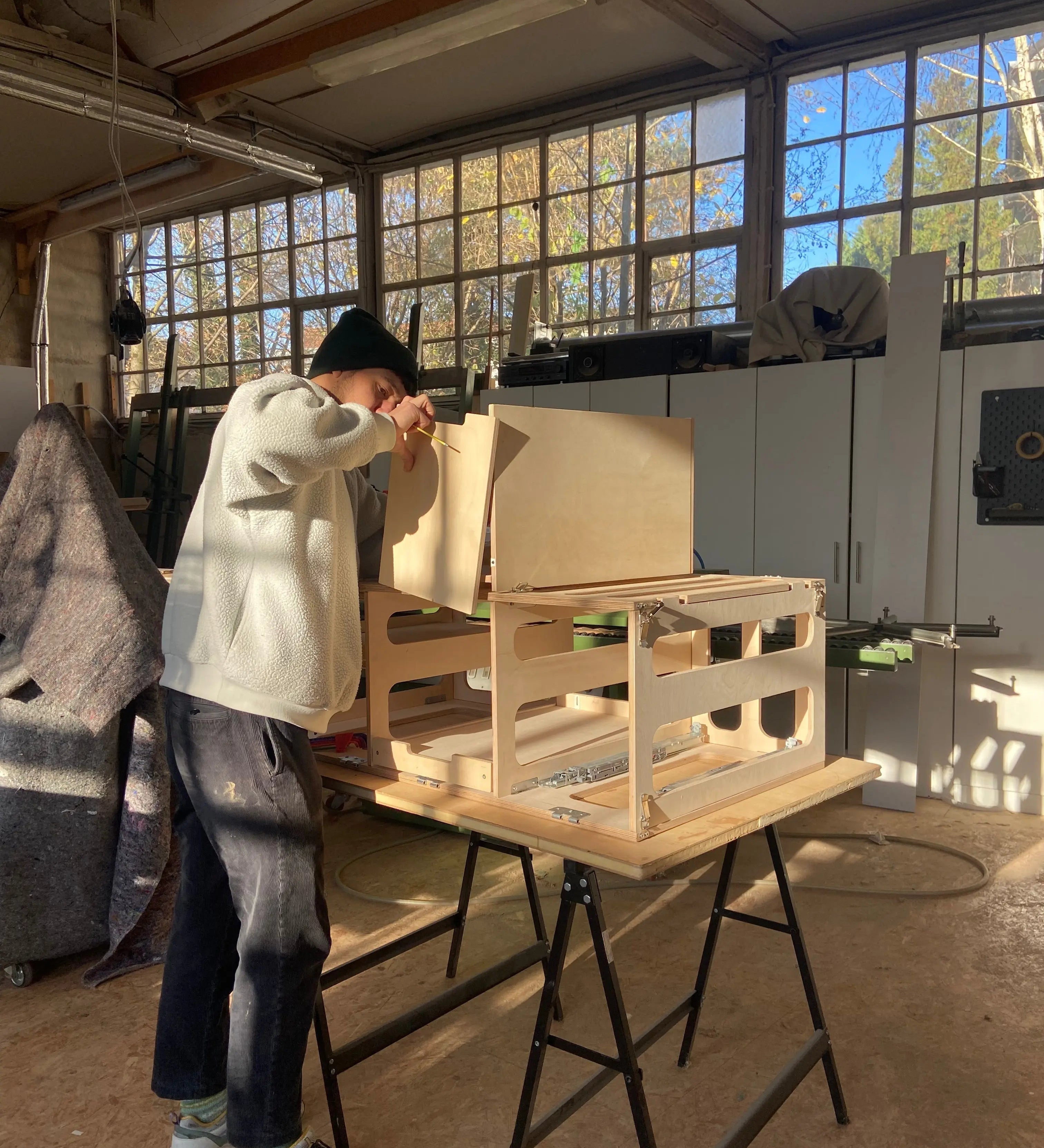 Handwerklicher Aufbau einer Campingbox aus Holz in der Werkstatt