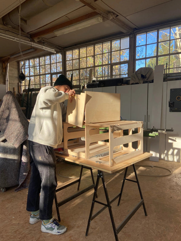 Handwerklicher Aufbau einer Campingbox aus Holz in der Werkstatt