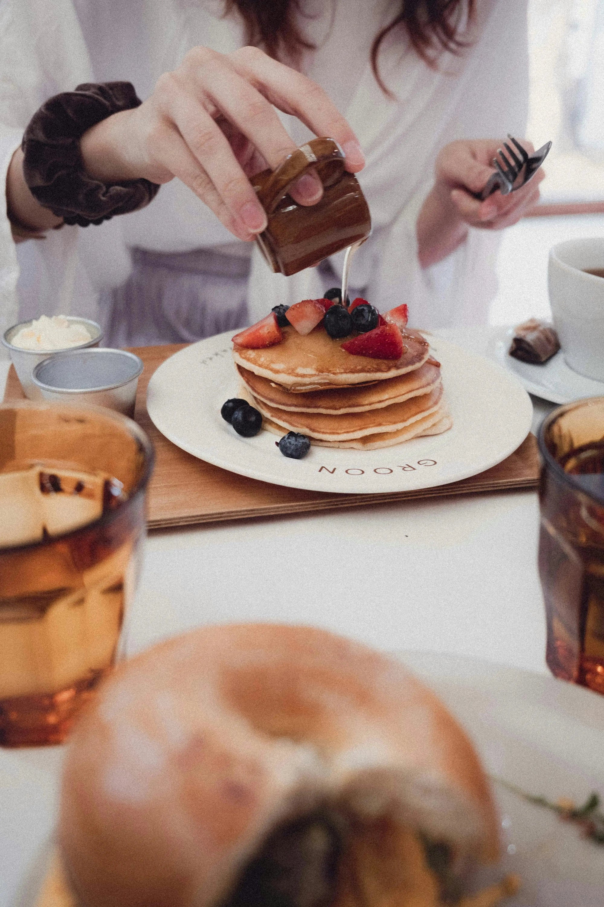 Frühstück mit Pancakes und frischen Beeren beim Camping