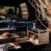 Kochmodul Seitenansicht mit Gaskocher, Schneidebrett und Stauraum in der Campingbox