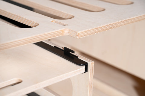 Werkzeugfreies Stecksystem einer Campingbox aus Birke Multiplex in Nahaufnahme