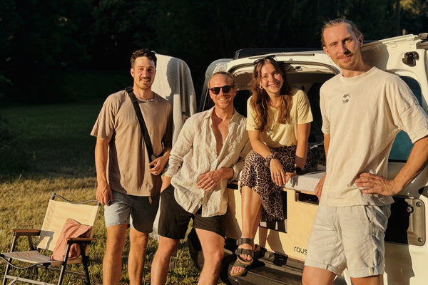 Gründer und Team in der Werkstatt bei der Qualitätskontrolle in Köln