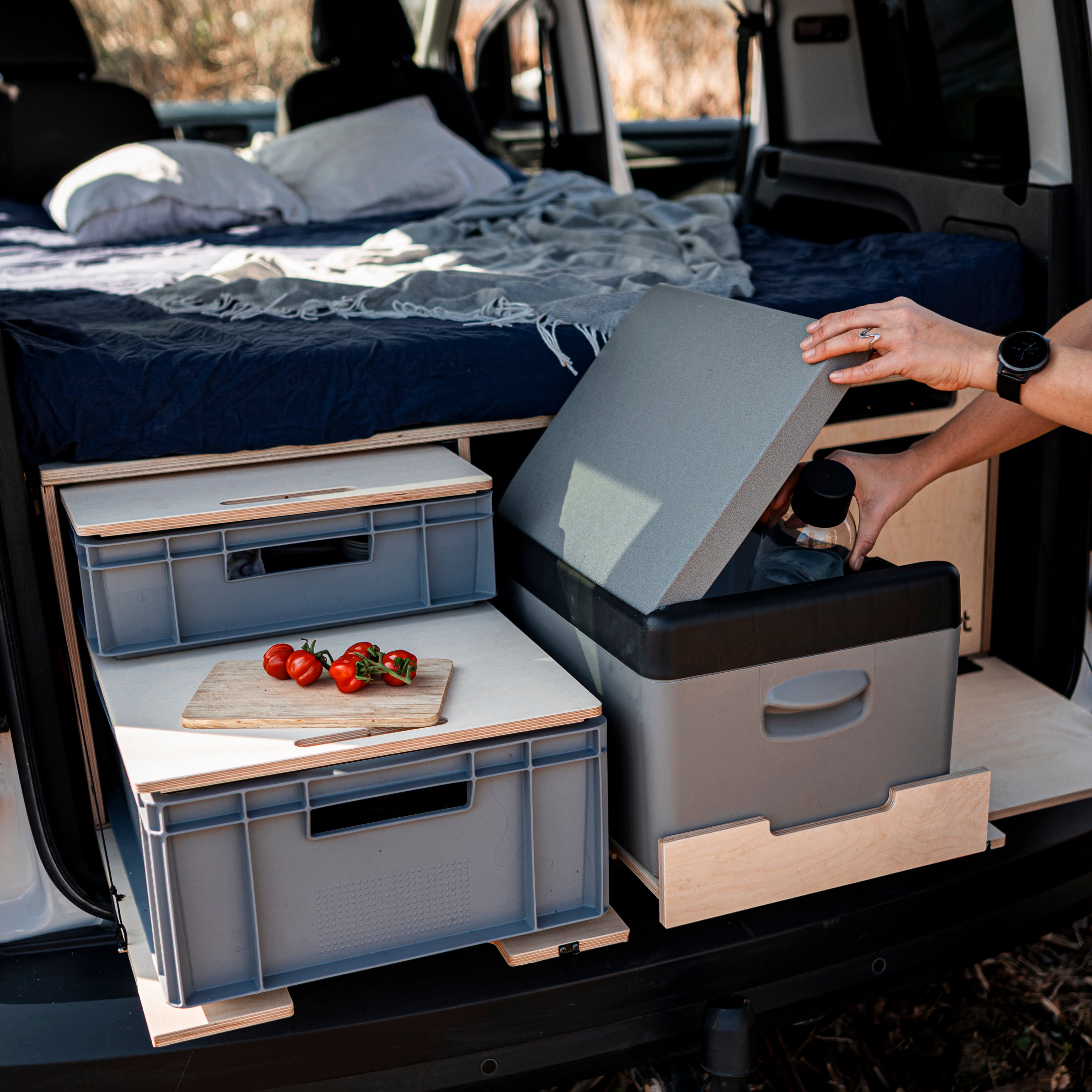 Stauraum in der Rauszeit Campingbox durch Euroboxen und Kühlbox