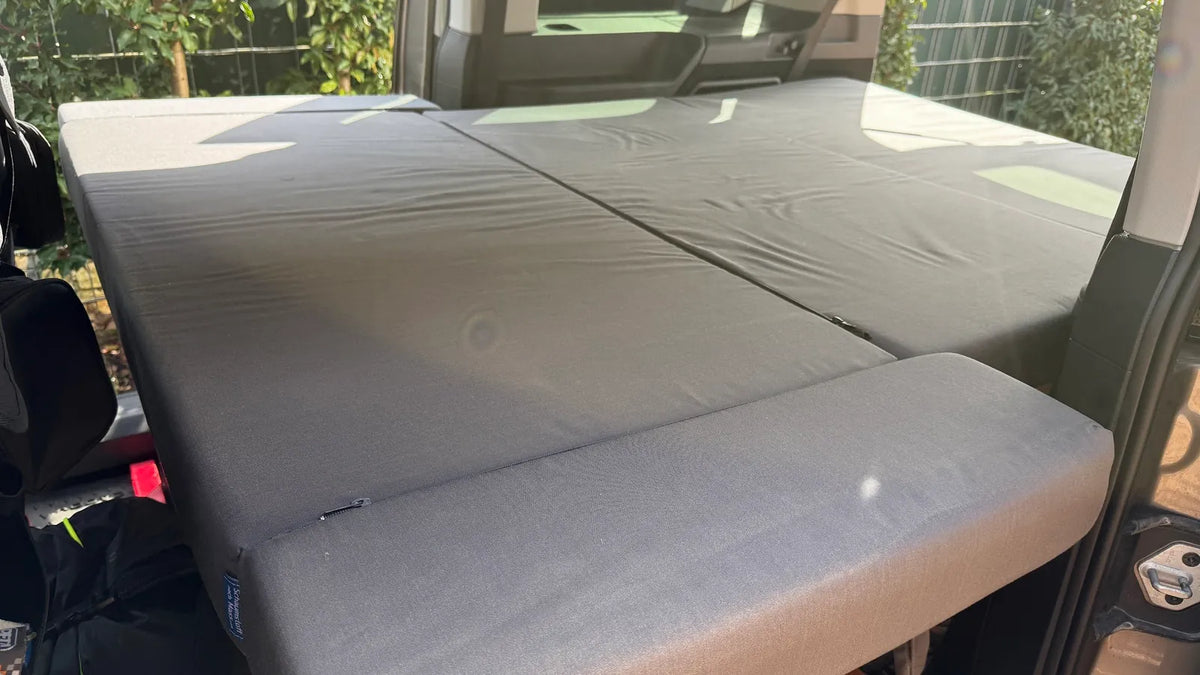 Verbreiterte Liegefläche der Campingbox im VW Caddy Maxi