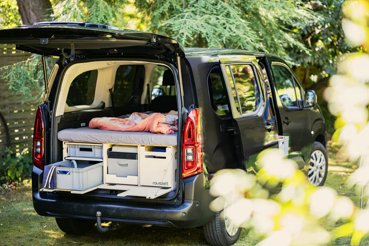 Rauszeit Campingbox mit Bett im Heck eines Fiat Doblò, Heckklappe offen