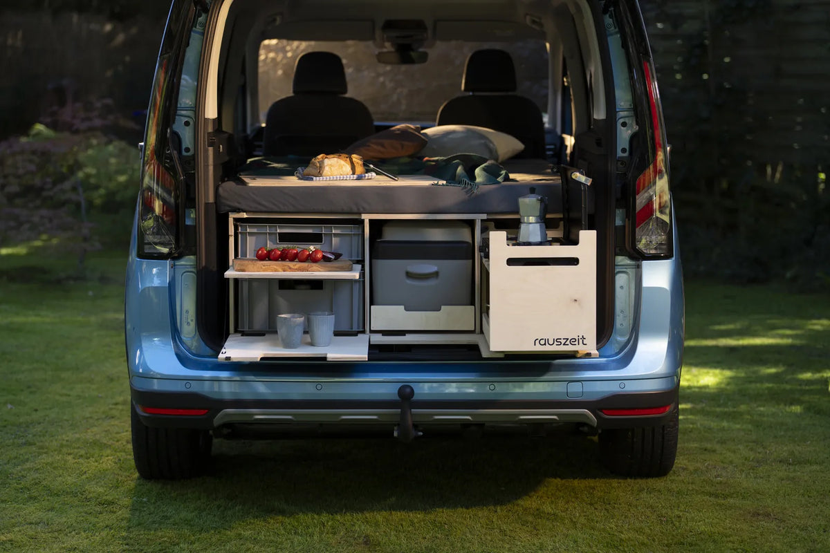 Rauszeit Campingbox im Heck eines Ford Tourneo Connect: Schiebebett mit Matratze, Euroboxen, Kühlbox und Kochmodul