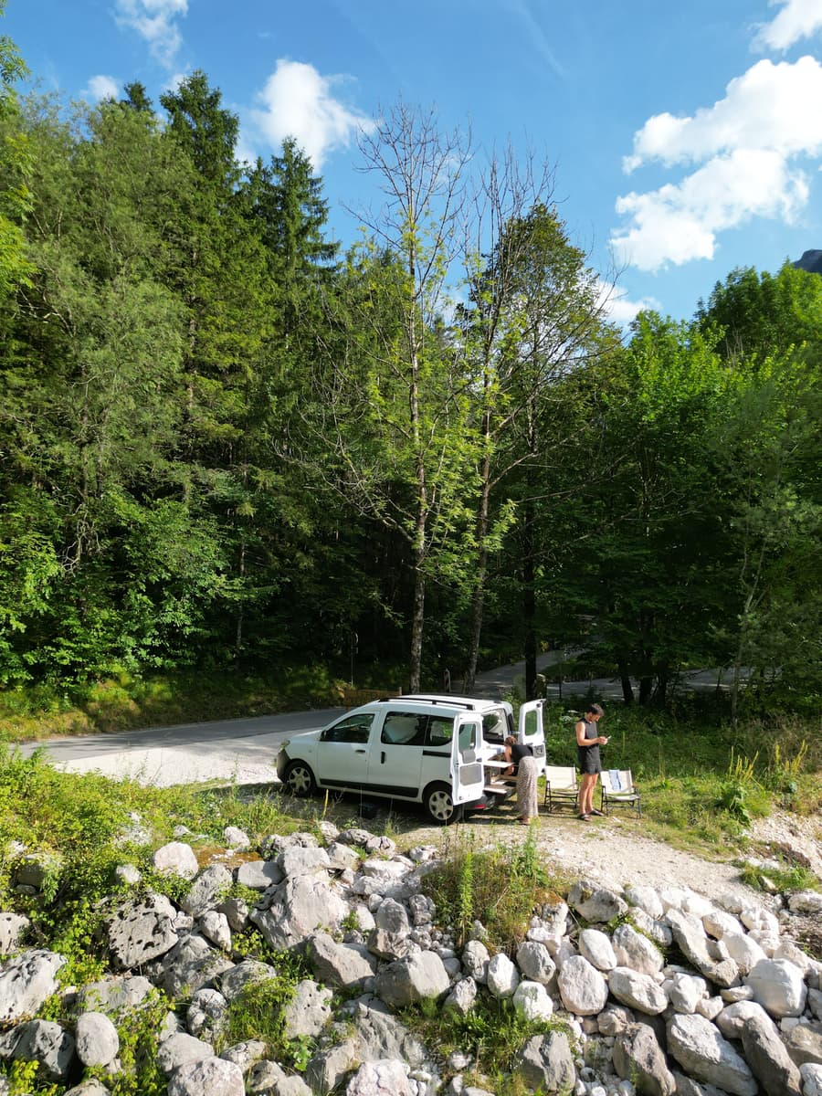 Dacia Dokker als Minicamper auf einem Schotterweg im Wald aus der Vogelperspektive