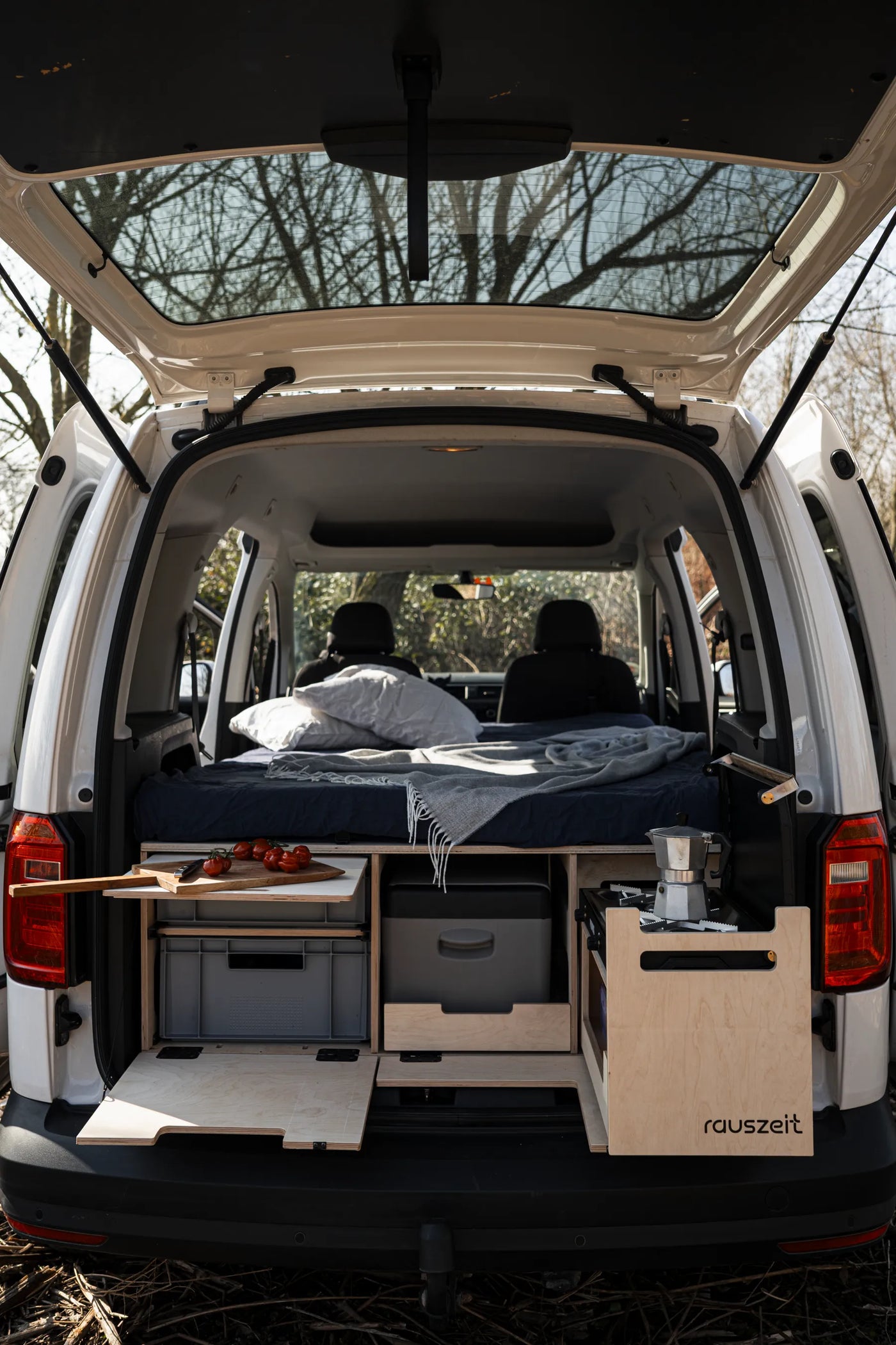 Offene Rauszeit Campingbox im Kofferraum eines Hochdachkombis mit Bett, Kueche und Stauraum